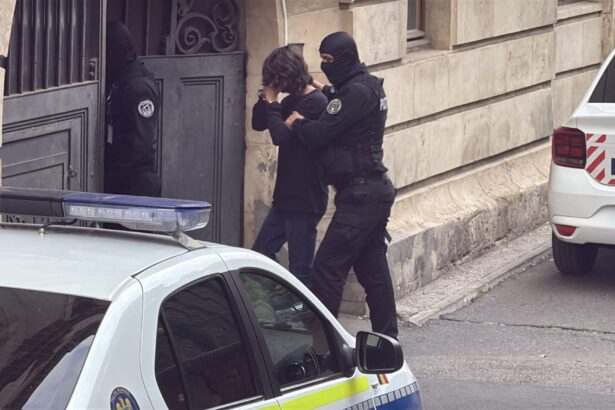 foto video se cere arest pentru tanarul de 17 ani autorul amenintarilor catre peste 100 de institutii 68d6bcc1b73cc
