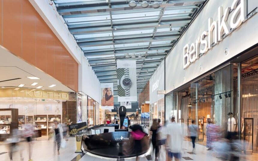 furt de adidasi la mall hot profesionist din constanta condamnat la inchisoare cu executare 68dc51fa54089