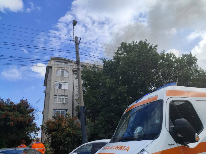galerie foto incendiu la mansarda unui bloc din constanta un barbat a fost gasit inconstient in apartament 68c6bb72f0a92