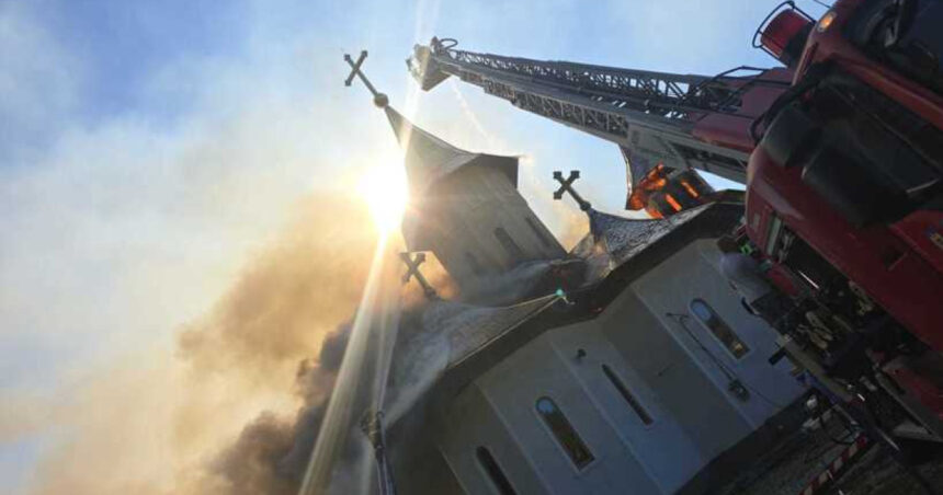 incendiu puternic la turlele unei biserici din suceava flacarile ameninta intregul lacas de cult 68baf54893952