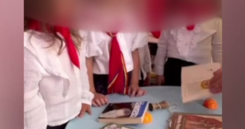 ISJ Satu Mare, verificări după ce copiii au primit cravate de „pionieri” sau „şoimi ai patriei” și materiale despre Ceauşescu 1 isj satu mare verificari dupa dupa ce copiii au primit cravate de pionieri sau soimi ai patriei si materiale despre ceausescu 68c0f91484769