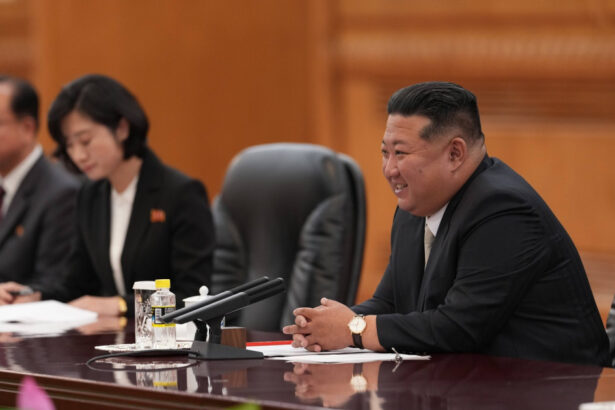 kim jong un s a afisat cu un ceas elvetian de lux la beijing cat costa bijuteria de la mana dictatorului nord coreean 68baa88970b77