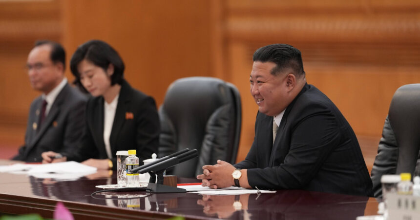 kim jong un s a afisat cu un ceas elvetian de lux la beijing cat costa bijuteria de la mana dictatorului nord coreean 68baa88970b77