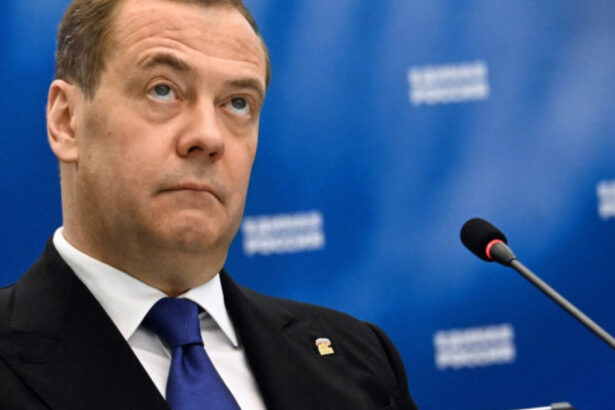medvedev se implica in cazul asasinarii activistului charlie kirk si sugereaza o legatura intre ucraina si moartea acestuia 68c2c20aa3437