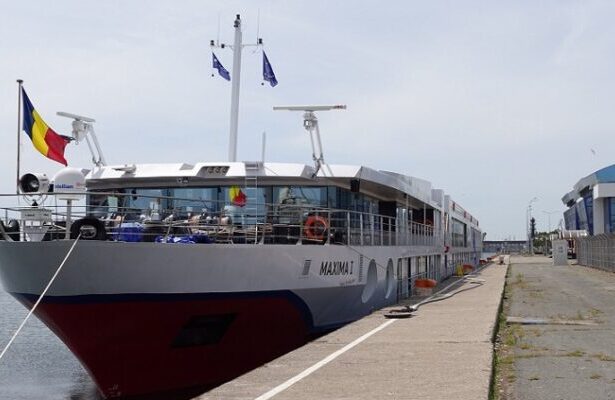 nava fluviala de pasageri maxima i escala in portul constanta 68d53bba937df