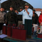 nicolas maduro cheama populatia venezuelei in cazarmi pentru a invata sa traga cu arma 68c55a99a7140