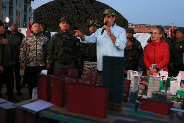 nicolas maduro cheama populatia venezuelei in cazarmi pentru a invata sa traga cu arma 68c55a99a7140
