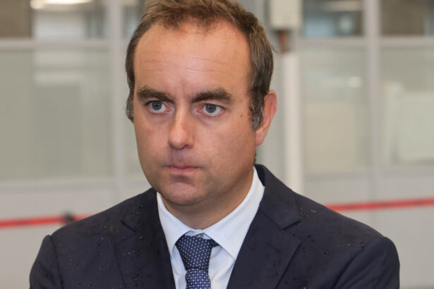 noul premier francez sebastien lecornu retrage propunerea de eliminare a doua zile libere si anunta strategia pentru a adopta bugetul 68c67b25091a6