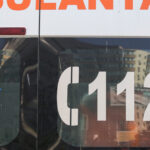 o ambulanta care transporta un pacient a fost implicata intr un accident cu o masina in bucuresti doua persoane sunt ranite 68c6a8ed0e378