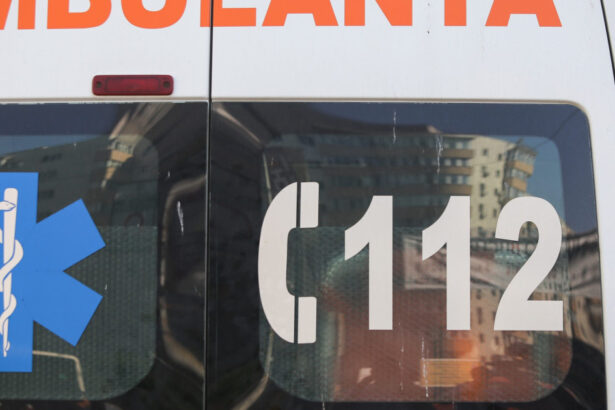 o ambulanta care transporta un pacient a fost implicata intr un accident cu o masina in bucuresti doua persoane sunt ranite 68c6a8ed0e378