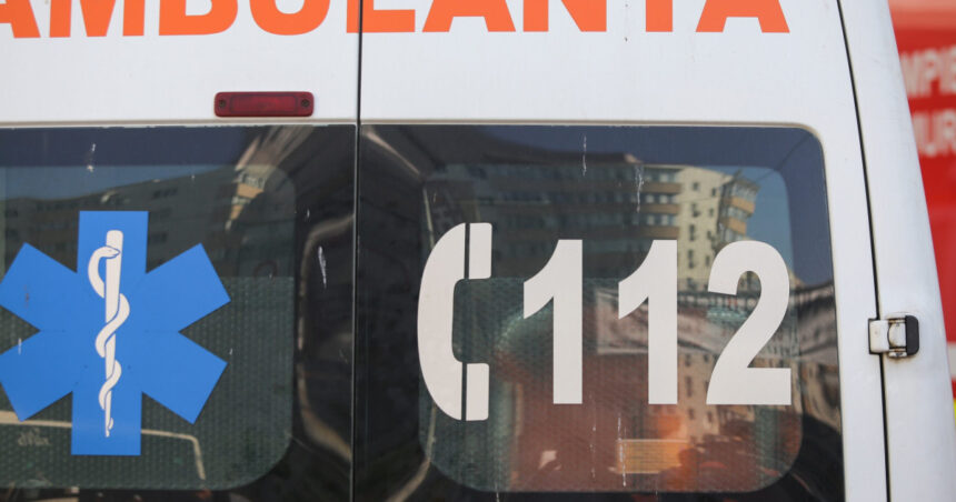 o ambulanta care transporta un pacient a fost implicata intr un accident cu o masina in bucuresti doua persoane sunt ranite 68c6a8ed0e378