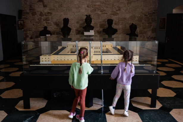 o fetita de cinci ani din italia a deteriorat o sculptura din aur in valoare de 30 000 de euro 68c1201898f9a