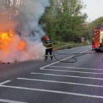 o masina a luat foc in mers pe dn 17 judetul suceava flacarile au cuprins intreg vehiculul traficul este complet blocat 68b9cdedf2d7c