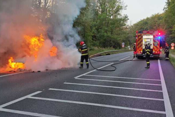 o masina a luat foc in mers pe dn 17 judetul suceava flacarile au cuprins intreg vehiculul traficul este complet blocat 68b9cdedf2d7c