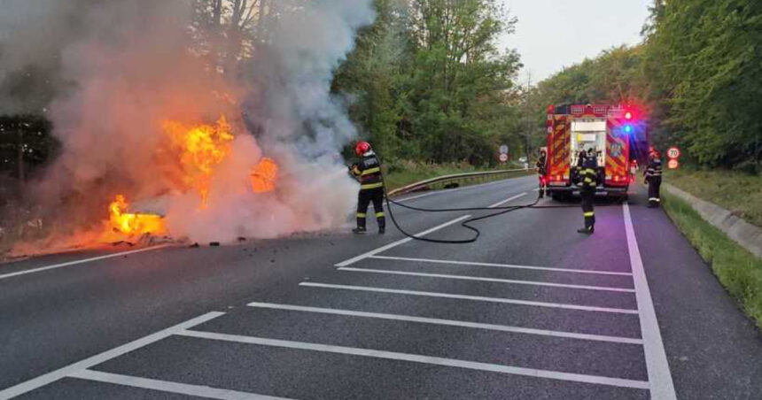 o masina a luat foc in mers pe dn 17 judetul suceava flacarile au cuprins intreg vehiculul traficul este complet blocat 68b9cdedf2d7c