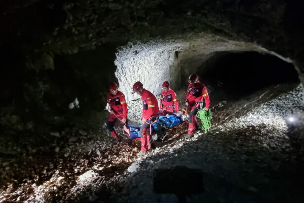 o persoana a fost gasita decedata pe munte salvamontistii romani au transportat alte 4 la spital 68cfc3b5ae890
