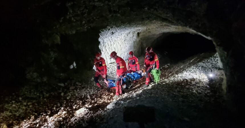 o persoana a fost gasita decedata pe munte salvamontistii romani au transportat alte 4 la spital 68cfc3b5ae890