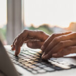 parintii copiilor cu dizabilitati pot lucra de acasa 8 zile pe luna ce mai prevede proiectul adoptat de catre deputati 68c18cbb3b484