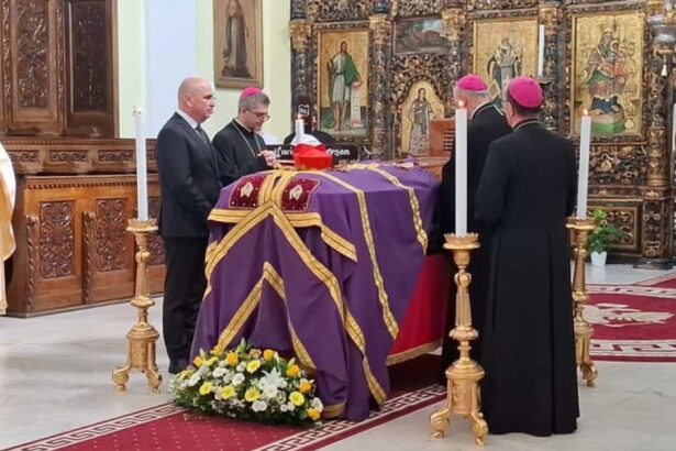 premierul ilie bolojan la catafalcul cardinalului lucian muresan sunt prezent in semn de respect pentru viata acestuia 68d819b52bc61