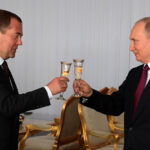 putin l a decorat pe dmitri medvedev de ziua sa fostul presedinte rus a amenintat recent sua 68c6ba796fda7