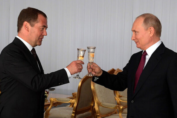 putin l a decorat pe dmitri medvedev de ziua sa fostul presedinte rus a amenintat recent sua 68c6ba796fda7