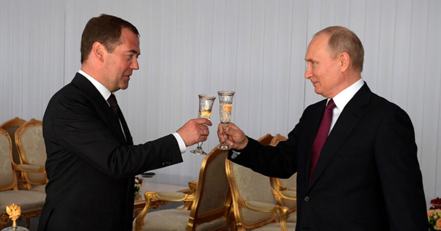 putin l a decorat pe dmitri medvedev de ziua sa fostul presedinte rus a amenintat recent sua 68c6ba796fda7