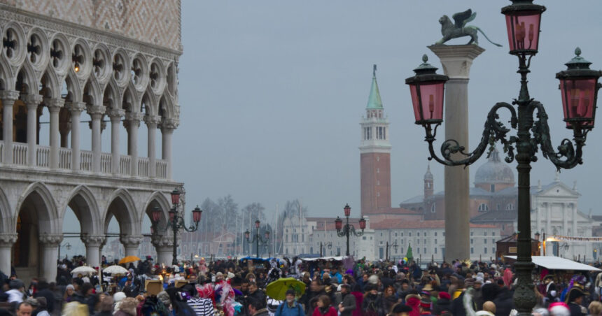 revine taxa pentru turistii care viziteaza venetia in 2026 cand vor trebui sa plateasca vizitatorii 68ced828eb89f