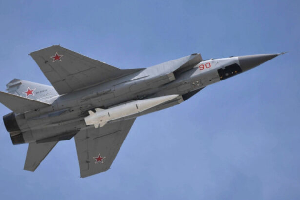 rusia a exersat lovituri cu rachete hipersonice kinjal in cadrul unor exercitii militare deasupra marii barents 68c5caff908e4