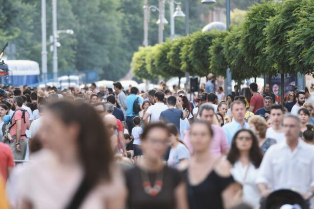 sondaj curs 70 dintre romani cred ca tara merge intr o directie gresita aur depaseste psd si pnl in intentiile de vot 68cffb9d48285