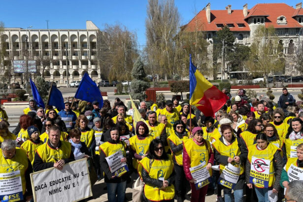 studentii se alatura protestului profesorilor din 8 septembrie banii alocati pentru educatie sunt o investitie nu o cheltuiala 68b6c591c39f4