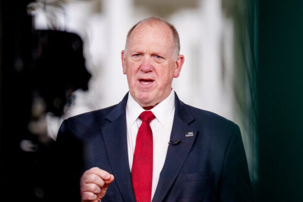 tom homan consilierul lui trump pentru imigratie a acceptat o mita de 50 000 de dolari de la un agent fbi sub acoperire reuters 68d0eaff0050c