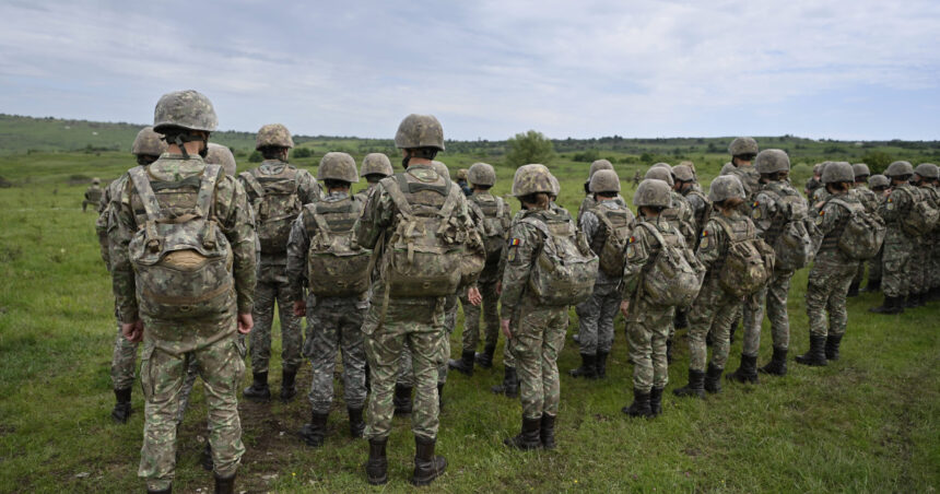 trei romani din patru au o parere buna despre introducerea stagiului militar pe baza de voluntariat sondaj 68ca95fd524ea