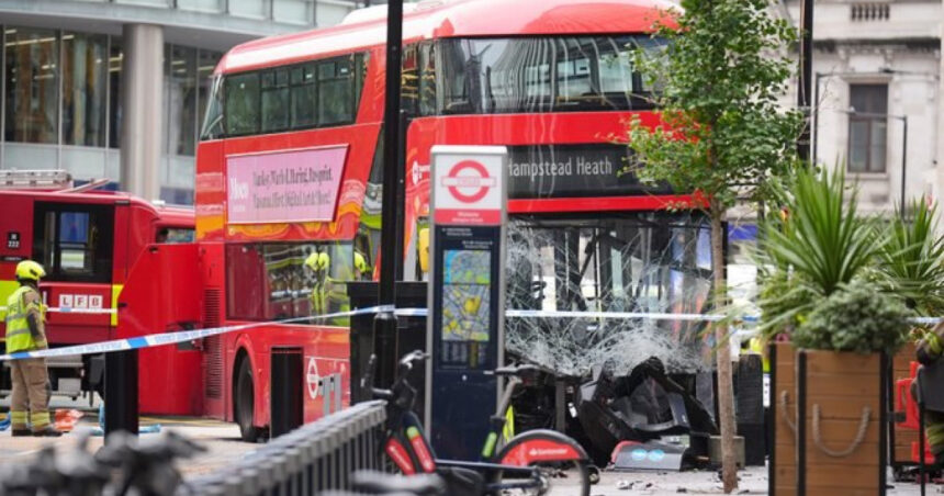 un autobuz supraetajat a intrat in pietonii de pe un trotuar din londra mai multe persoane au fost ranite 68b97dab25a37