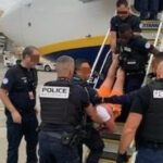 un avion ryanair catre spania a fost redirectionat dupa ce un barbat beat a incercat sa deschida usile in zbor ce s a intamplat 68be98eb2cfc6