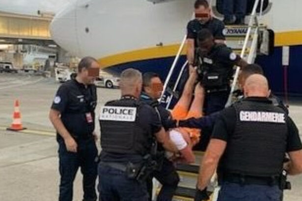 un avion ryanair catre spania a fost redirectionat dupa ce un barbat beat a incercat sa deschida usile in zbor ce s a intamplat 68be98eb2cfc6