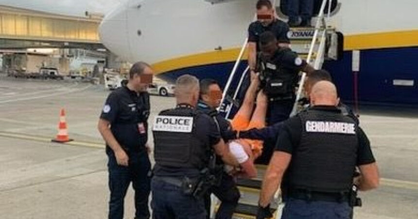 un avion ryanair catre spania a fost redirectionat dupa ce un barbat beat a incercat sa deschida usile in zbor ce s a intamplat 68be98eb2cfc6