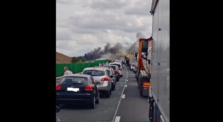 un camion incarcat cu granule de plastic a luat foc pe autostrada a2 circulatia rutiera a fost deviata 68d689e4e6574