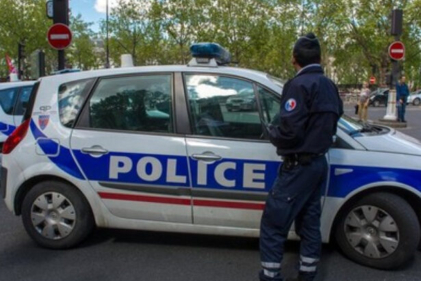un copil de 14 ani si a injunghiat profesorul chiar in timpul orei de la o scoala gimnaziala din alsacia 68d3deb9705f4
