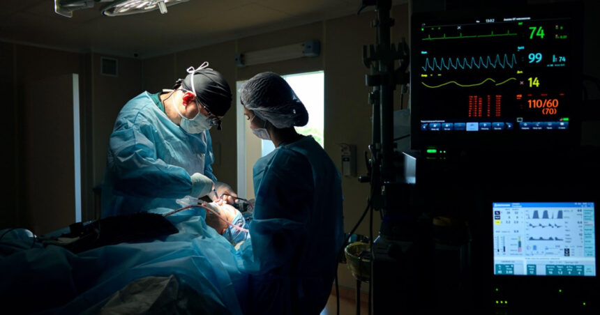 un doctor si a lasat pacientul pe masa de operatie ca sa intretina relatii intime cu asistenta acum isi poate relua cariera in anglia 68ca33b34a0c4