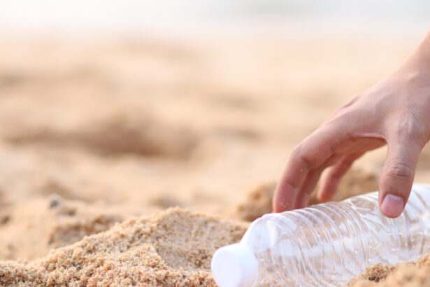 video afacere pe plaja la cules de ambalaje reciclabile ce spun turistii despre cei care aduna sticlele de plastic 68beb5610fbfd