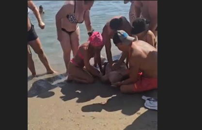 video atentie imagini cu impact emotional barbat resuscitat pe plaja la costinesti 68b80554933f0