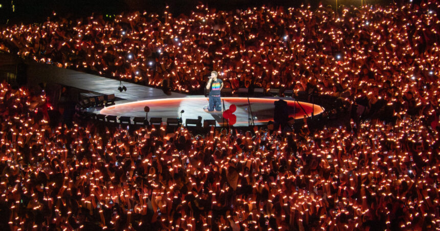 video chris martin a indemnat publicul sa trimita iubire familiei lui charlie kirk in timpul unui concert coldplay la londra 68c65ba335b7e