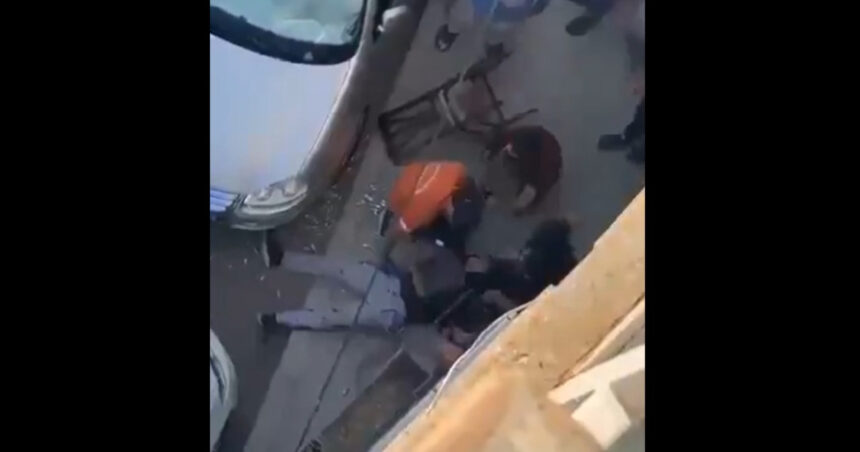 video doi politisti au fost ucisi in urma unui atac asupra unei sectii de politie din izmir momentul in care atacatorul este prins 68bea363c4380