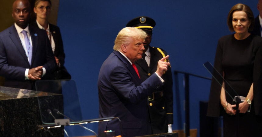 video donald trump a ramas blocat pe scara rulanta si i s a stricat prompterul la onu discurs acuzator in fata adunarii generale 68d2d6e1ac641