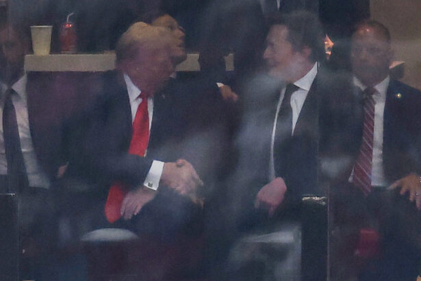 video donald trump si elon musk si au dat mana la memorialul lui charlie kirk activistul conservator prevazuse o reconciliere intre cei doi 68d0e3f5d4776