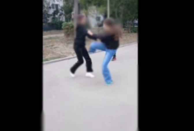 video doua eleve s au batut ca in ring in apropiere de scoala nr 40 din constanta 68d6a2828eec2