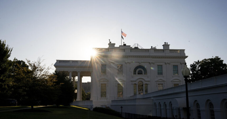 video imagini virale cu un obiect aruncat pe fereastra casei albe starnesc un val de conspiratii trump contrazice explicatiile oficialilor 68b7e61dd20bd