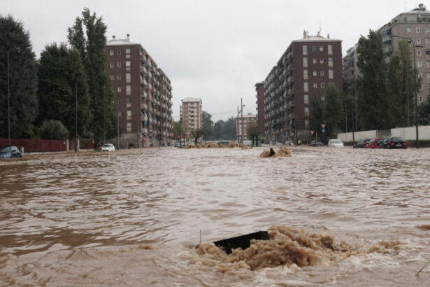video inundatii devastatoare in italia masini luate de viituri drumuri surpate si elevi evacuati cu barci gonflabile o turista disparuta 68d3d4516e2c0