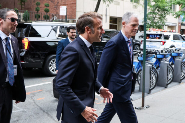 video macron l a sunat pe trump dupa ce a ramas blocat in trafic la new york din cauza coloanei presedintelui sua totul e inchis 68d289d562066