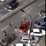 video mai multi barbati s au luat la bataie pe un bulevard din ploiesti blocand circulatia cand a ajuns politia scandalagiii plecasera 68c95d1907f60